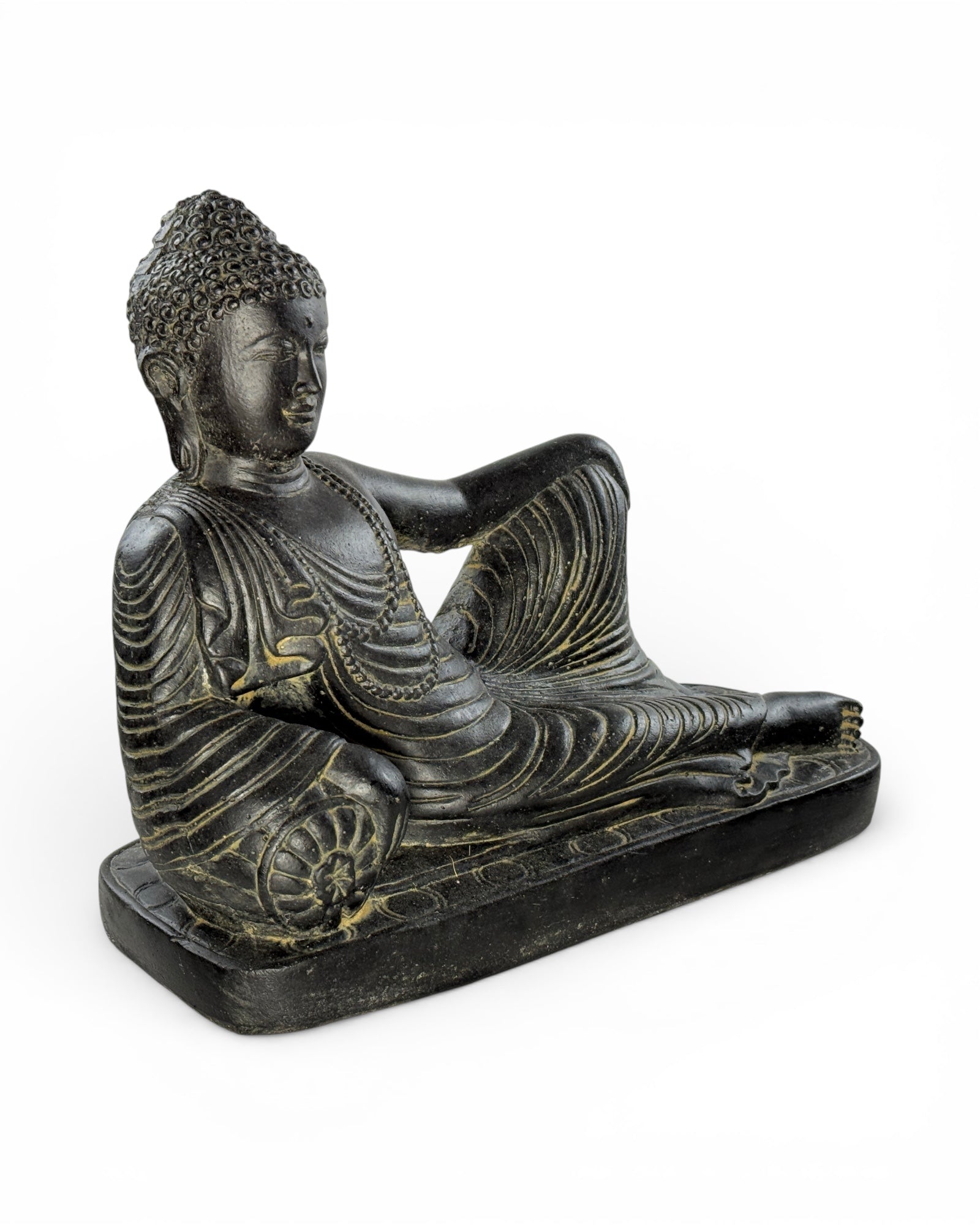Buddha Skulptur liegend – Garten Terrasse Wohnzimmer Deko – Wetterfest – Stein Figur Meditation schwarz gold – 30x35x15 cm