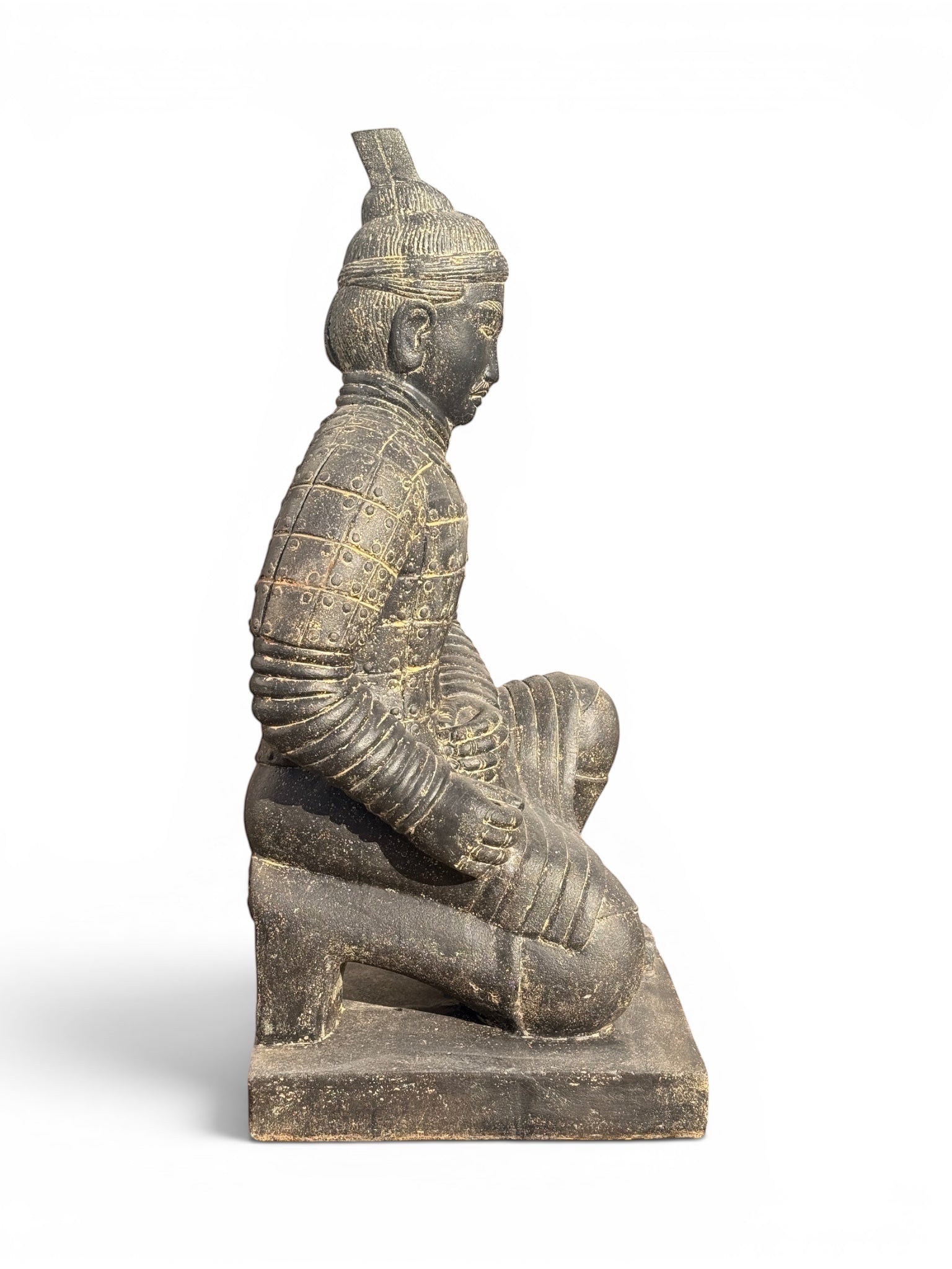 FaHome antike Terrakotta-Krieger-Figur kniend mit Rüstung, dunkle erdige Farbe, historische Nachbildung.