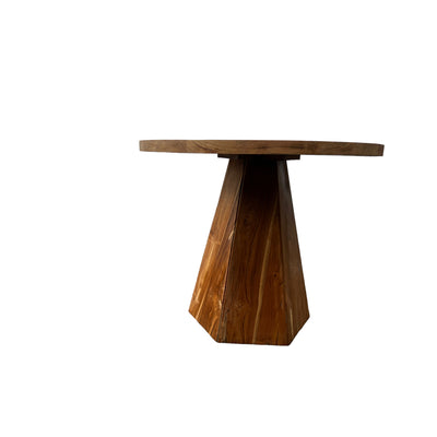 Round teak dining table: natural design and robust quality