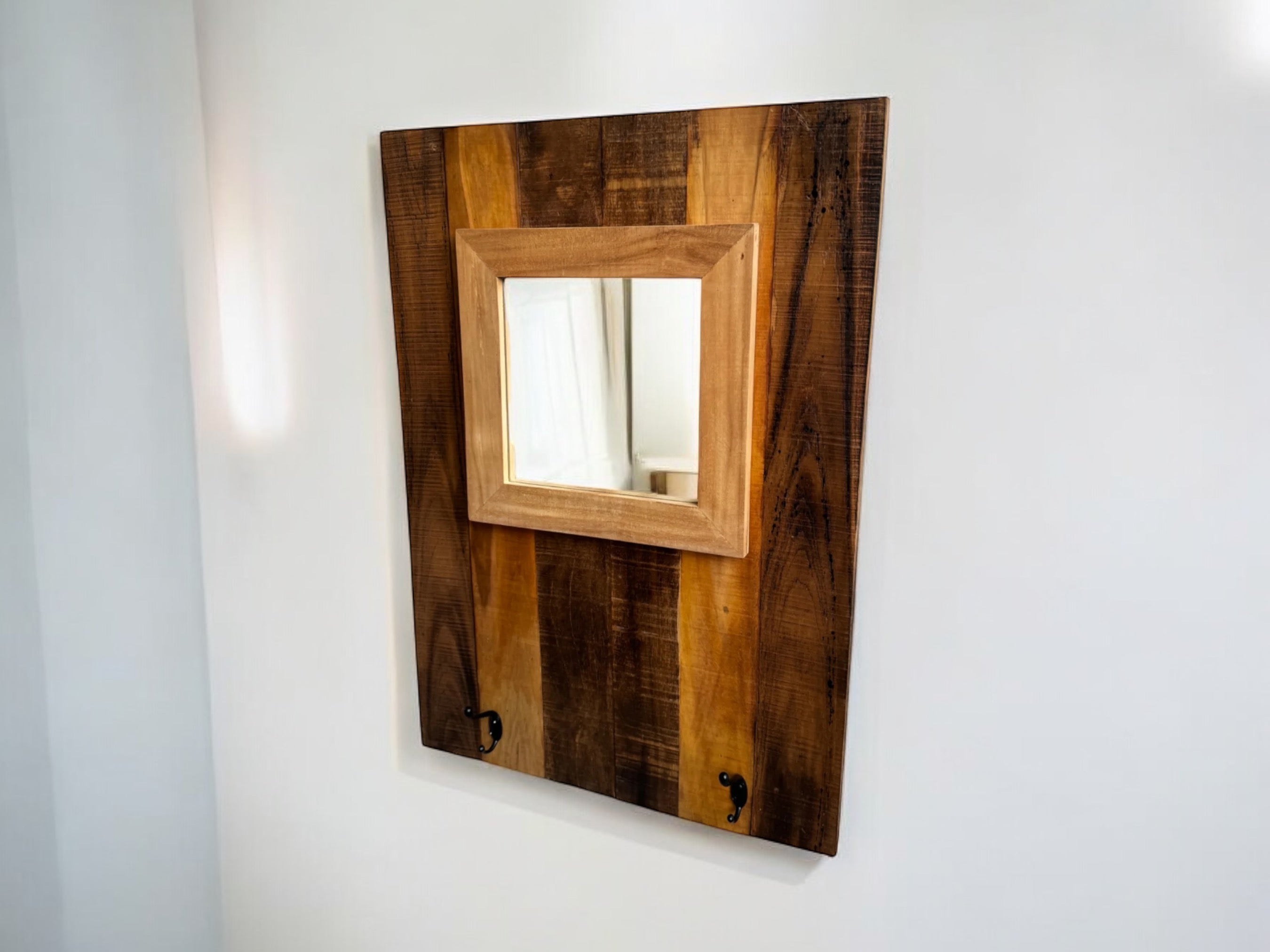 Wandgarderobe mit Spiegel - Integrierter Spiegel mit Zwei Haken – Modern aus Mahagoni und Teakholz – 70x50 cm - FaHome