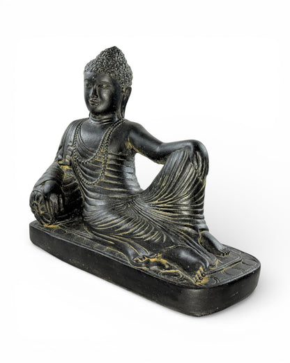 Buddha Skulptur liegend – Garten Terrasse Wohnzimmer Deko – Wetterfest – Stein Figur Meditation schwarz gold – 30x35x15 cm