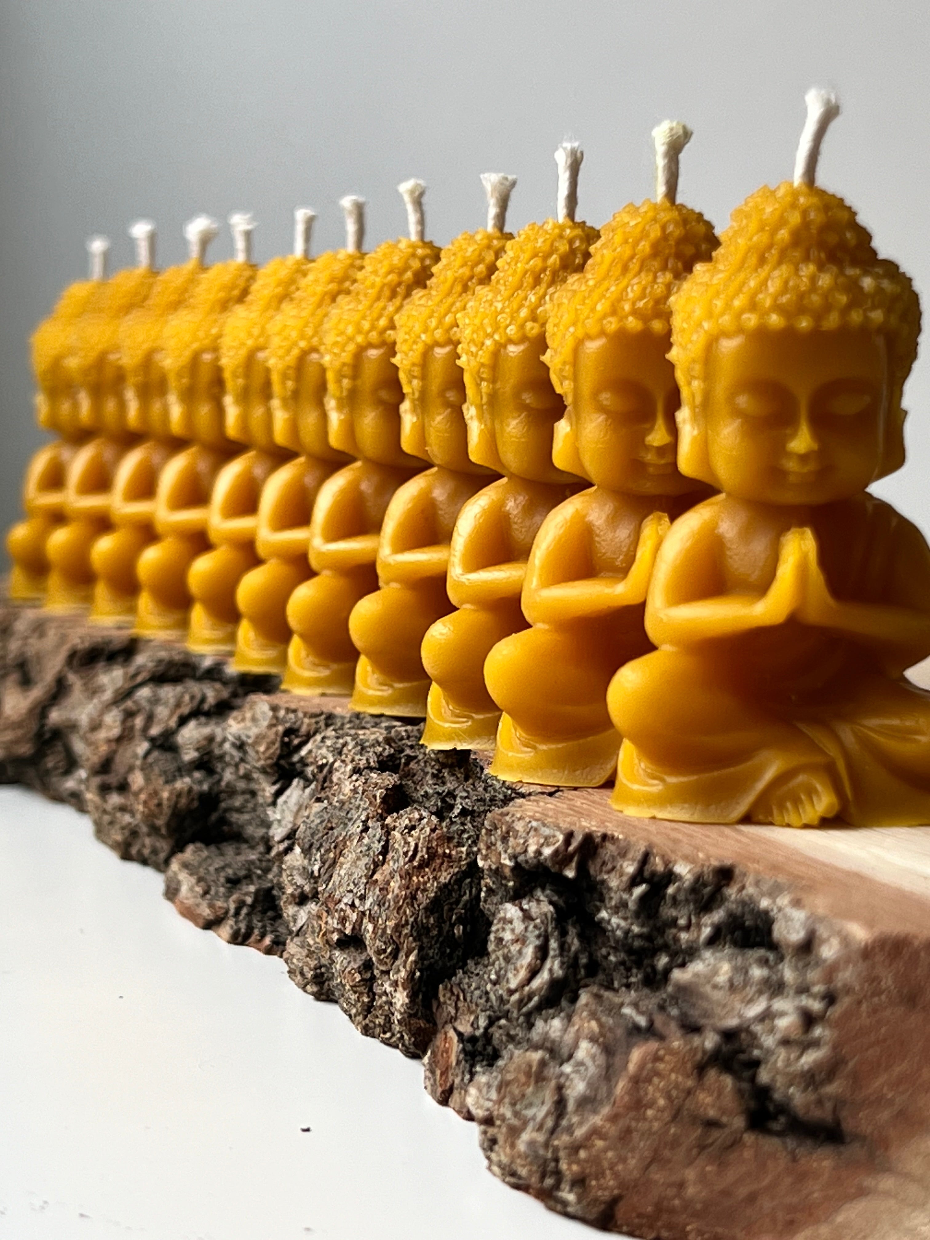Bienenwachskerzen im Buddha-Design – Set mit 7 Kerzen – Ideal für Meditation & Wohnambiente  – 6 x 3,5 cm