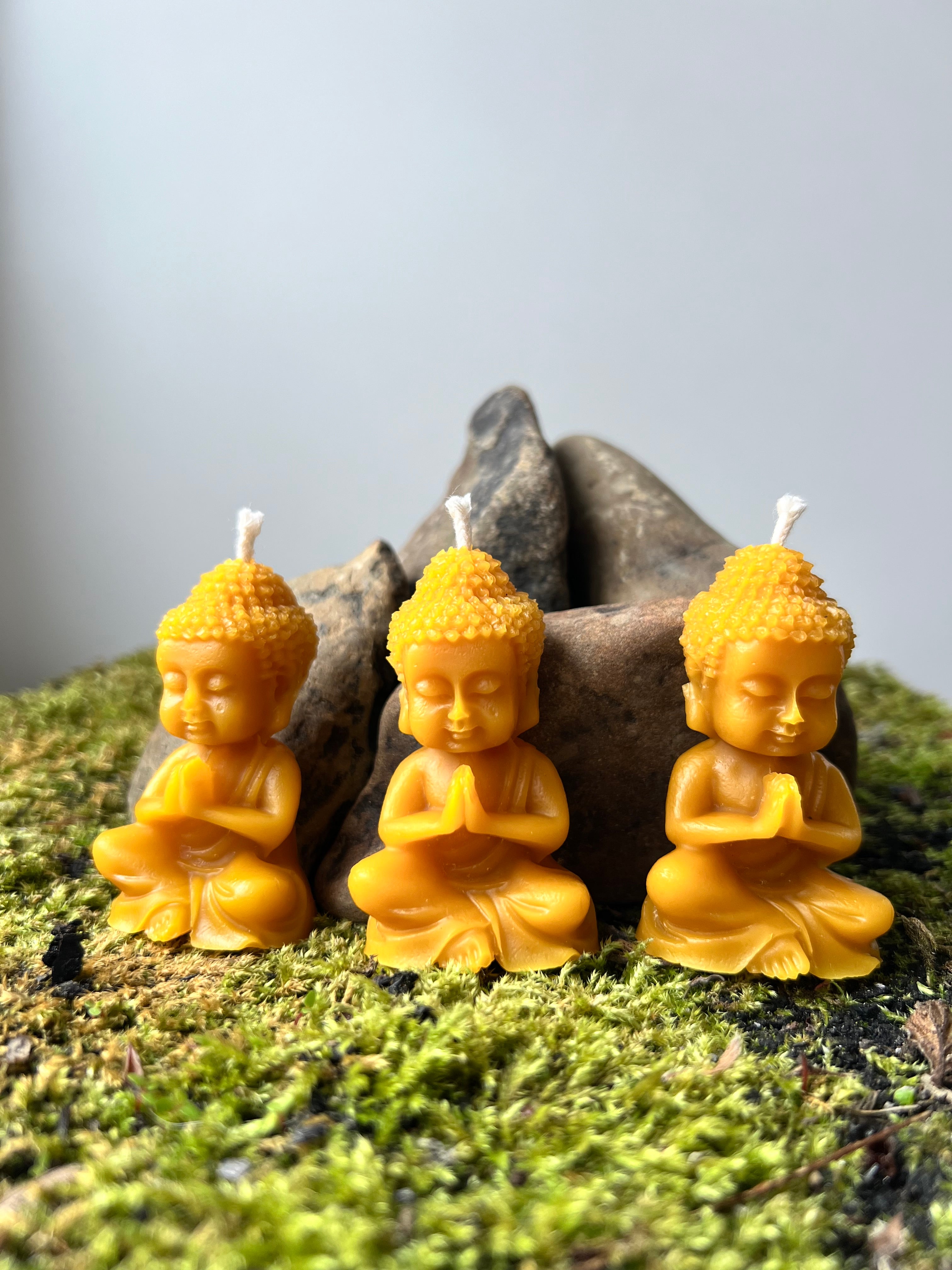 Bienenwachskerzen im Buddha-Design – Set mit 7 Kerzen – Ideal für Meditation & Wohnambiente  – 6 x 3,5 cm