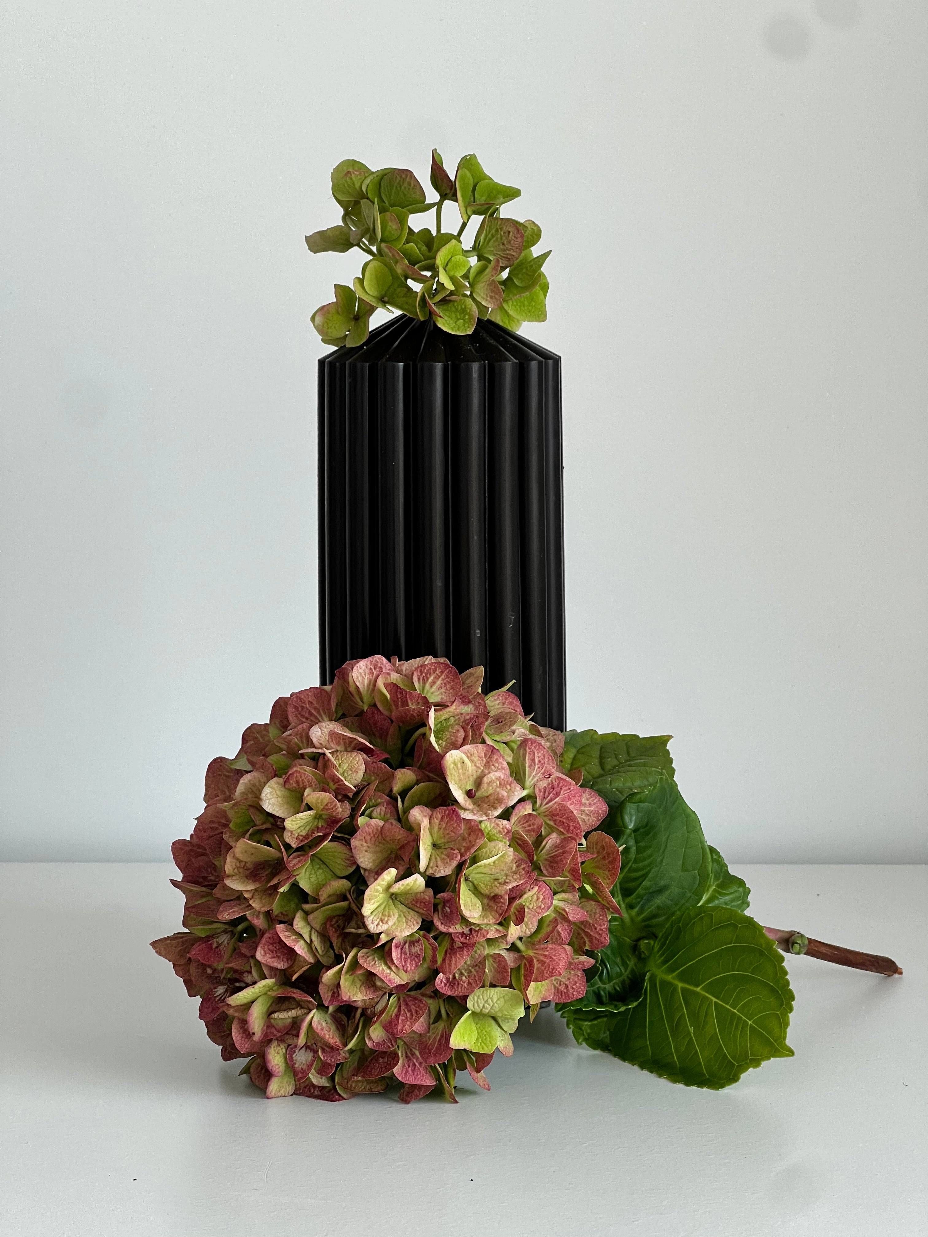 Bienenwachskerze LONDON – Schwarz – Limitierte Edition – Handgegossen – Für Wohnräume & Dekoration – 20x7 cm