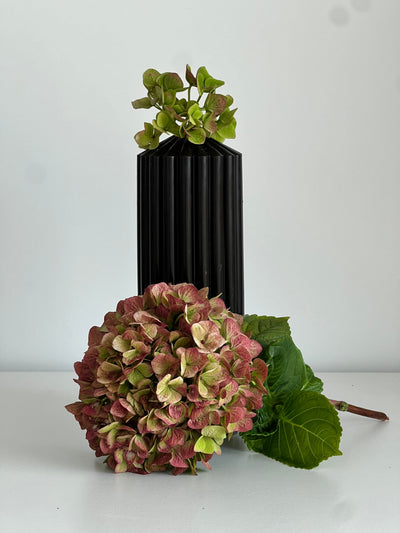 Bougie en cire d'abeille LONDRES – Noire – Édition limitée – Coulée à la main – Pour salons et décoration – 20 x 7 cm