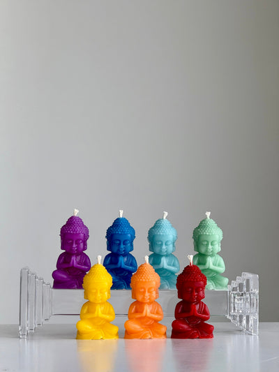 Bougies Bouddha en cire d'abeille – Lot de 7 aux couleurs des chakras – Coulées à la main – Pour salons, chambres et salles de méditation – 6 x 3,5 cm