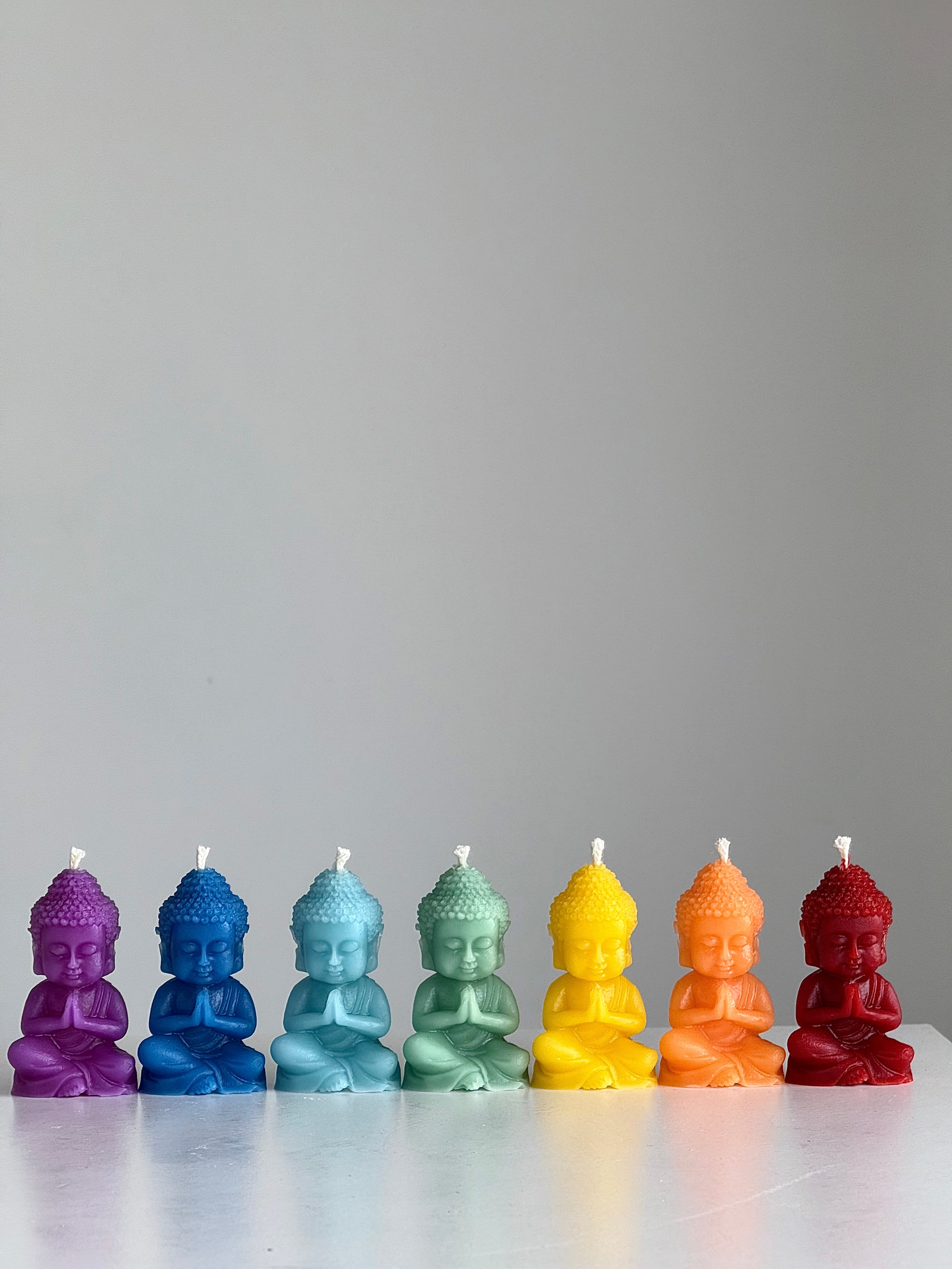 Bienenwachskerzen Buddha – 7er Set in Chakra-Farben – Handgegossen – Für Wohnzimmer, Schlafzimmer & Meditationsräume – 6x3,5 cm