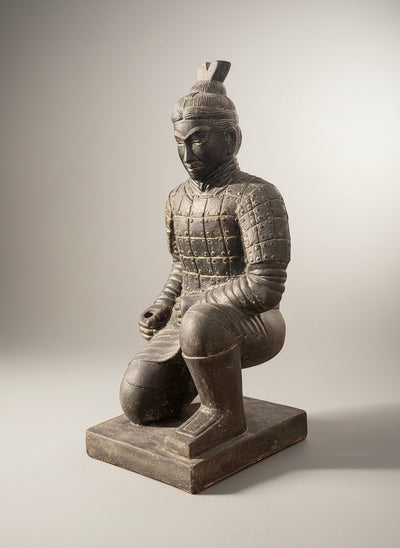FaHome antike Terrakotta-Krieger-Figur kniend mit Rüstung, dunkle erdige Farbe, rustikale Textur
